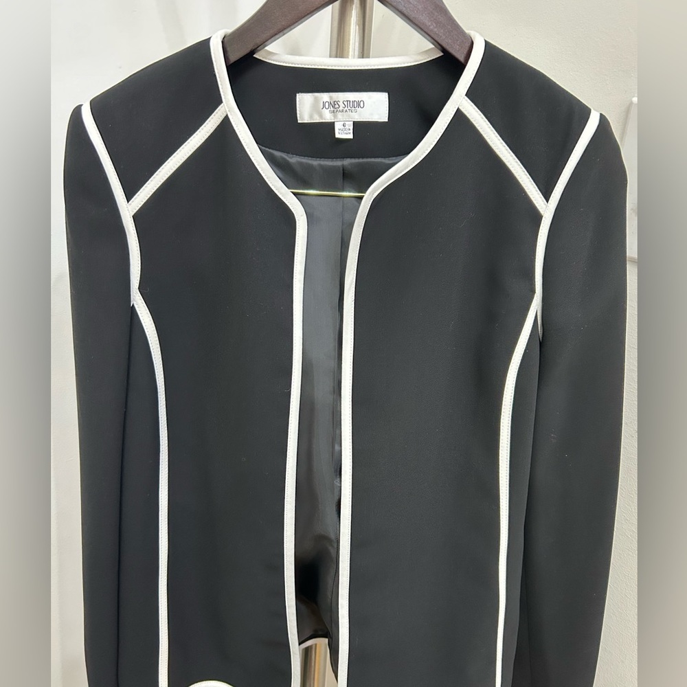 Lovely Jones Studio Blazer with Trim detail